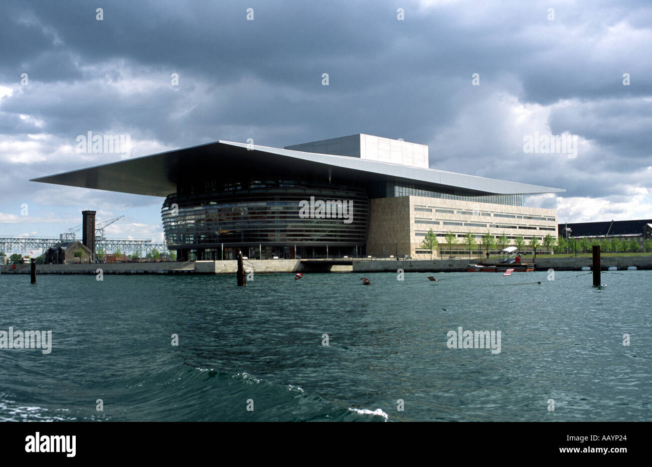 Vue de côté du nouvel opéra sur Holmen à Copenhague Banque D'Images