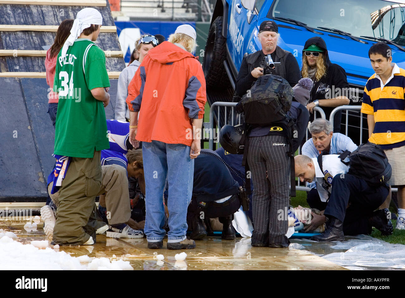 Sport extrême Snowboard fixe concurrent blessé Banque D'Images