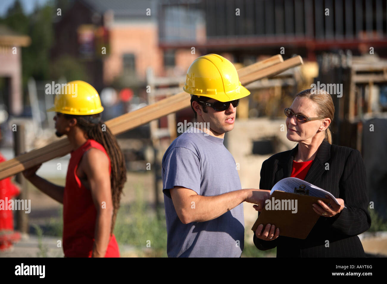 Travailleur de la construction ressemble à du clip avec businesswoman Banque D'Images
