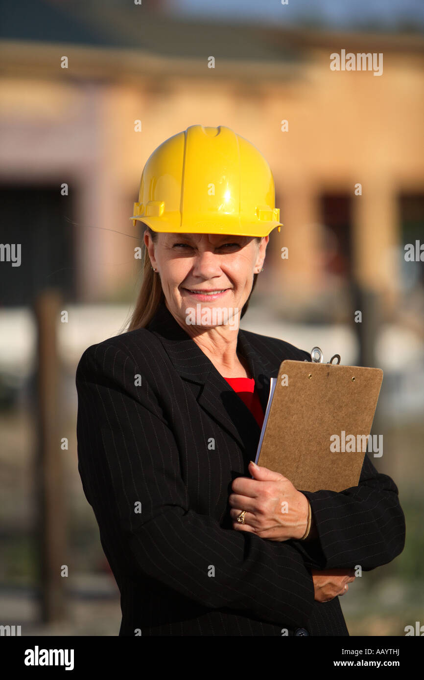 Femme avec clipboard at construction site Banque D'Images