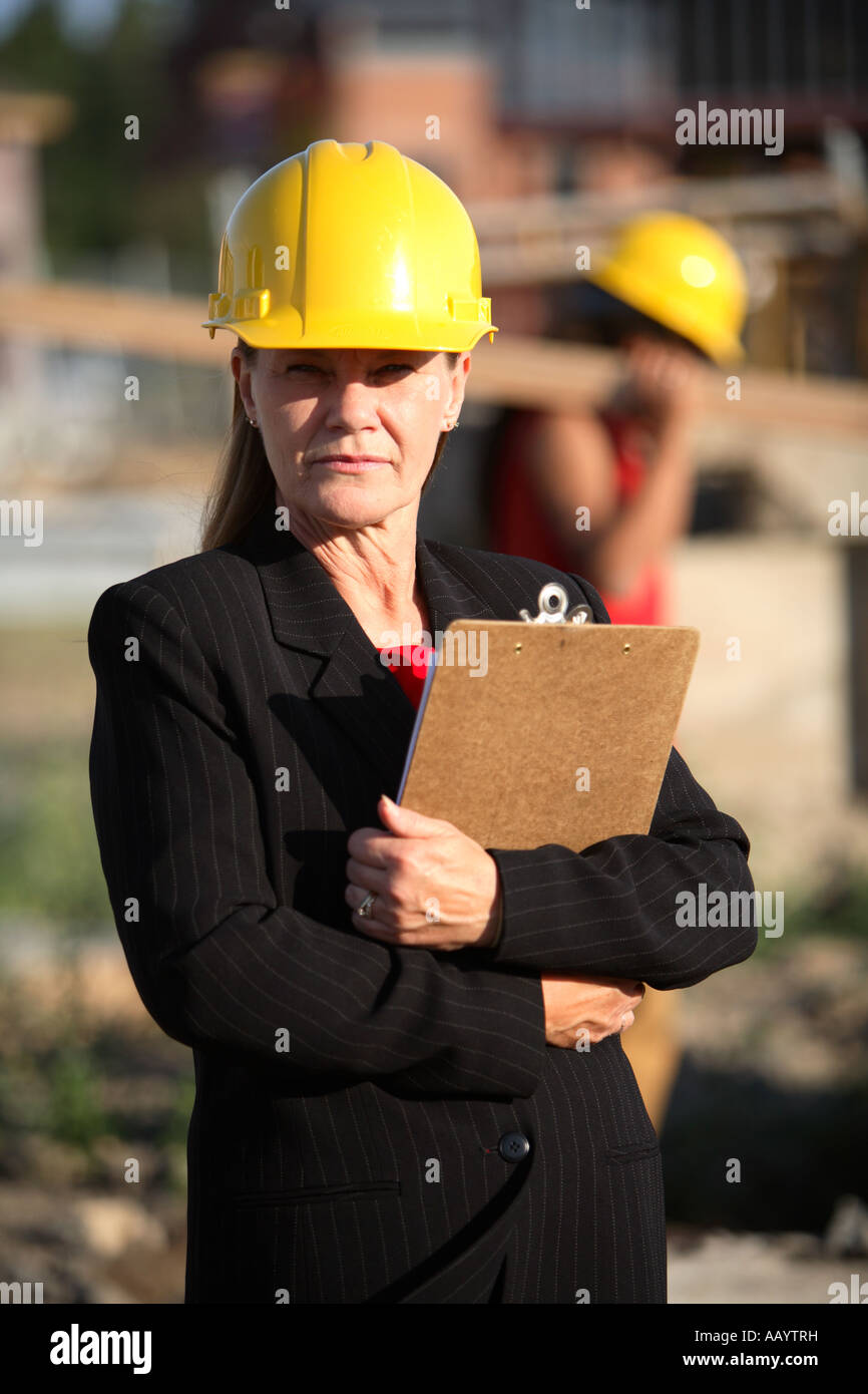 Femme avec clipboard at construction site Banque D'Images
