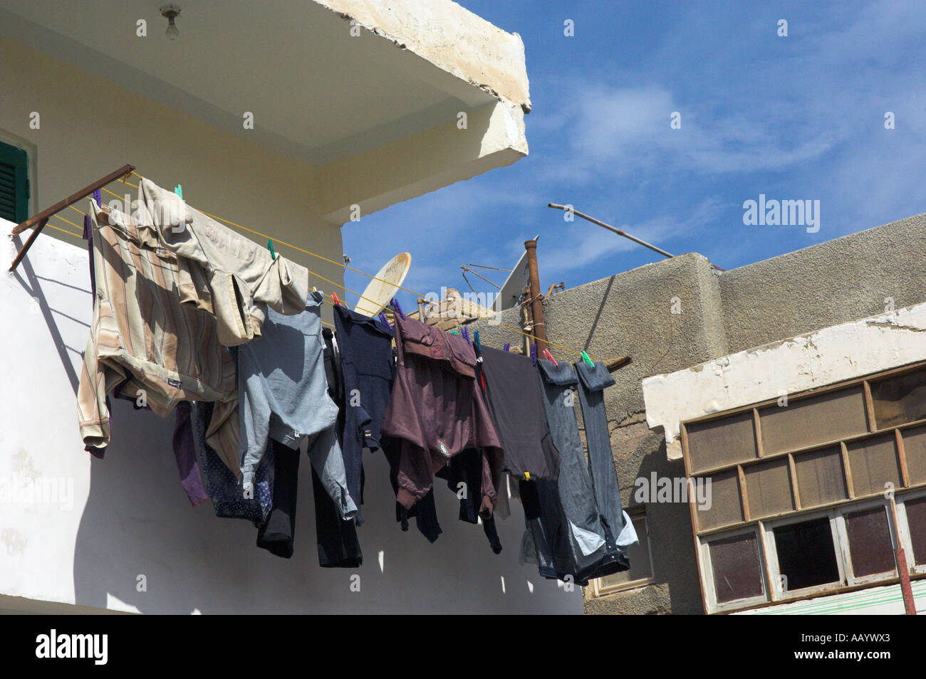 Blanchisserie suspendues sur balcon de l'appartement dans la région de Hurghada Égypte Dahar Banque D'Images