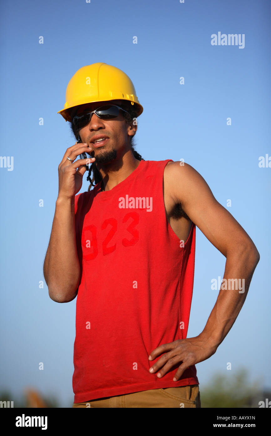 Construction Worker talking on cell phone Banque D'Images