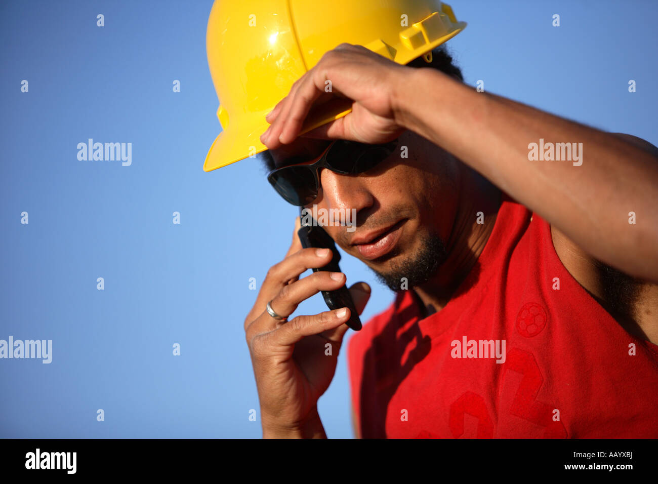Construction Worker talking on cell phone Banque D'Images