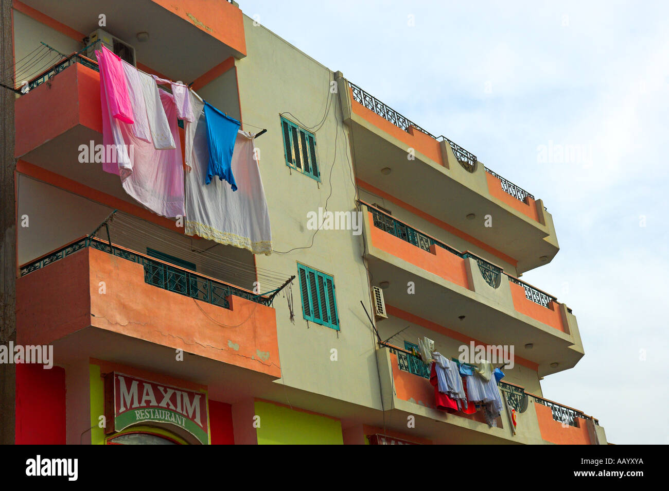 Blanchisserie suspendues sur balcon de télévision dans la vieille ville de Dahar région Hurghada Red Sea Egypt Banque D'Images
