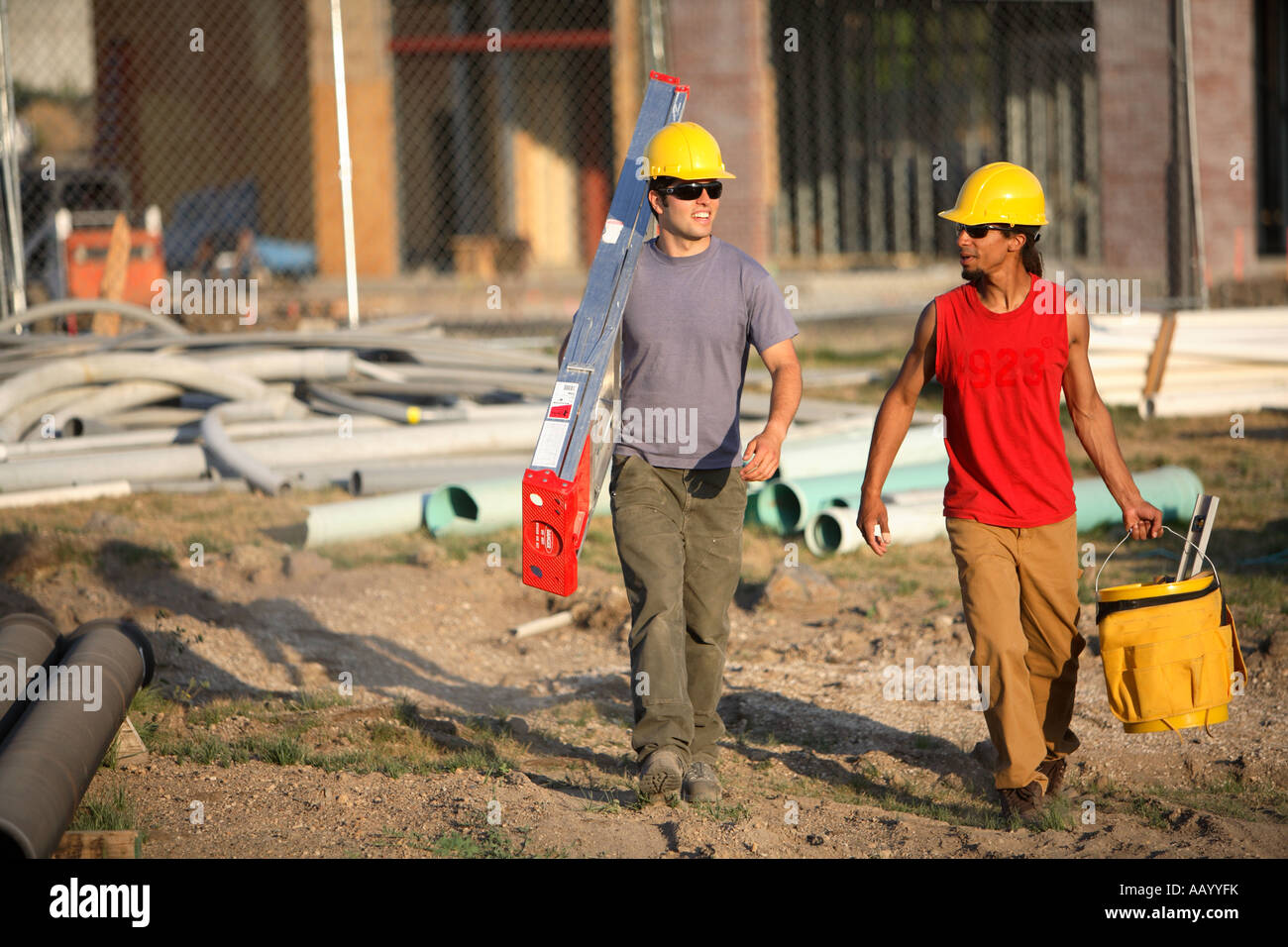 Les travailleurs de la construction à la maison après le travail Banque D'Images