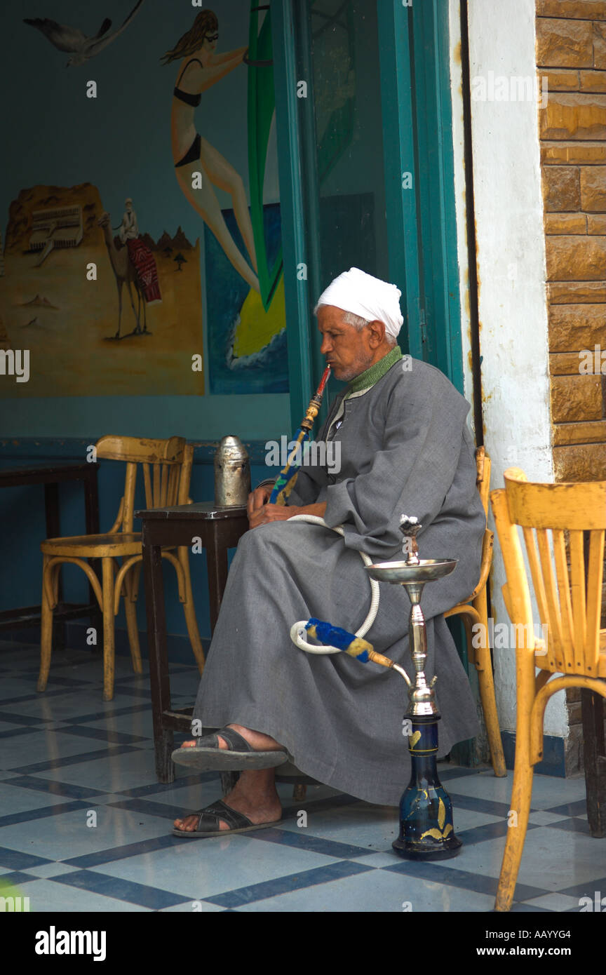 Portrait Men sitting relaxing fumeurs Entrée de tuyau à chicha restaurant Hurghada Red Sea Egypt Banque D'Images
