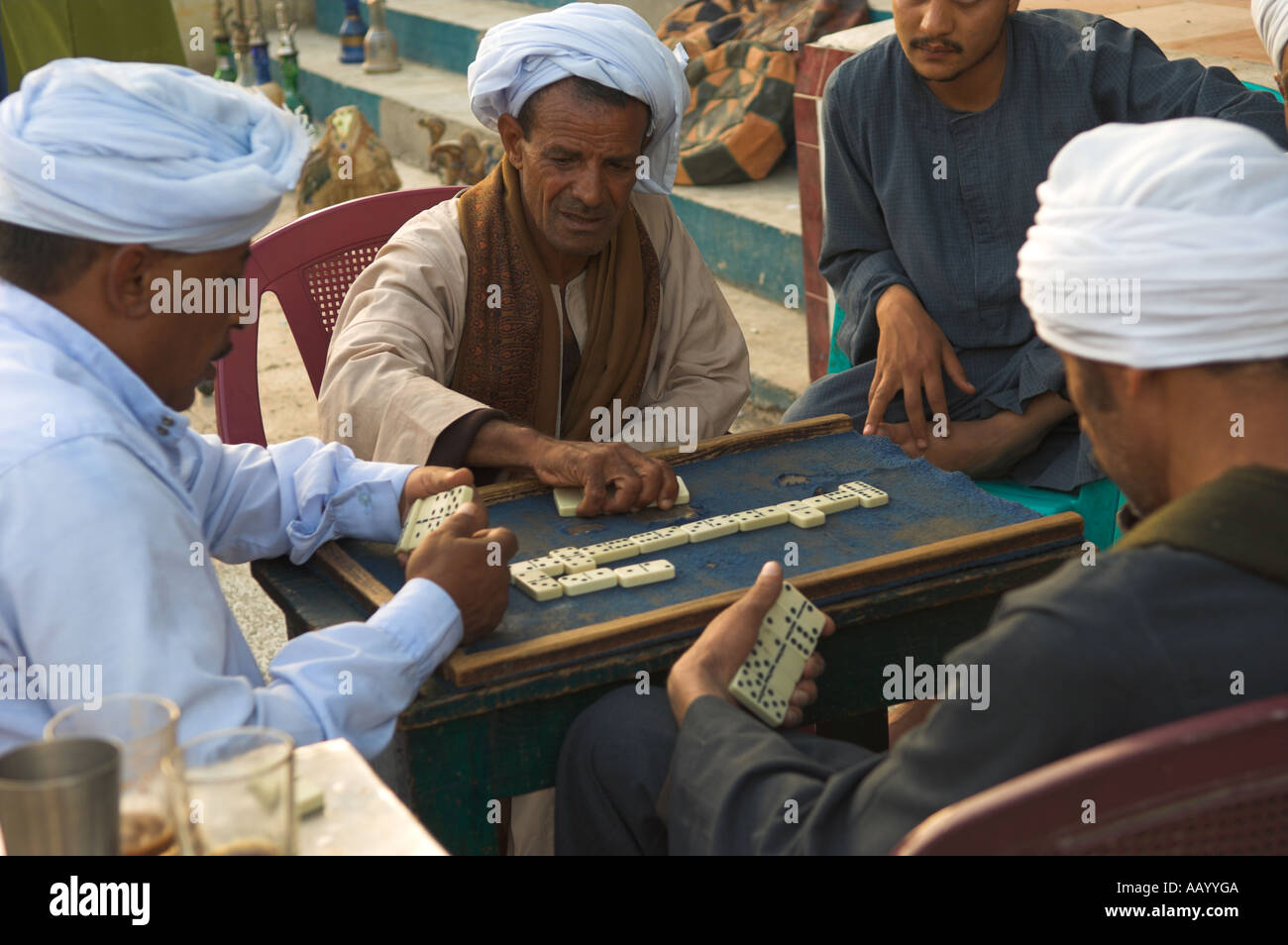 Hommes jouant aux dominos en dehors de El Quseir Égypte Mer Rouge Banque D'Images