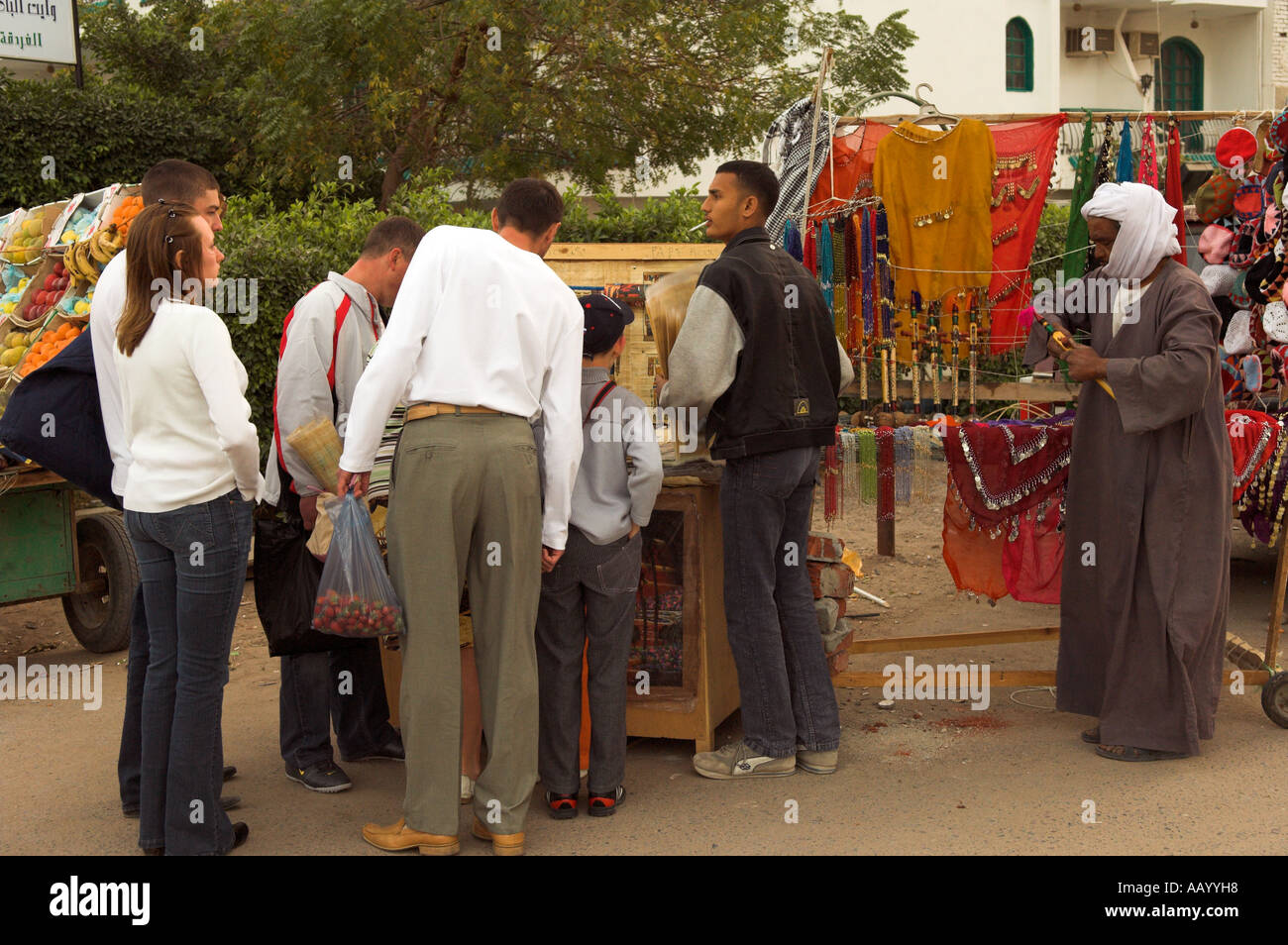 Rue commerçante avec étals de rue et les vendeurs en fin d'après-midi Ed Dahar région Hurghada Egypte Mer Rouge' ' Banque D'Images