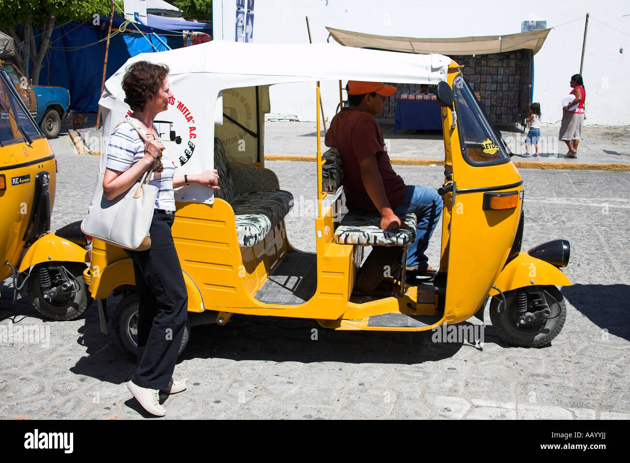 Au bord de la route en taxi, San Pablo Villa de Mitla, Mitla, près de Oaxaca, l'état d'Oaxaca, Mexique Banque D'Images