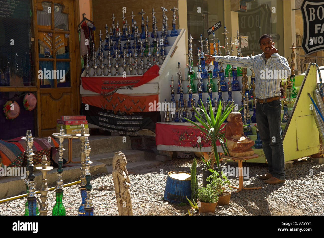 Boutique égyptienne pour l'entreprise titulaire espionnant pour sa boutique chicha Ed Dahar région Hurghada Egypte Mer Rouge' ' Banque D'Images