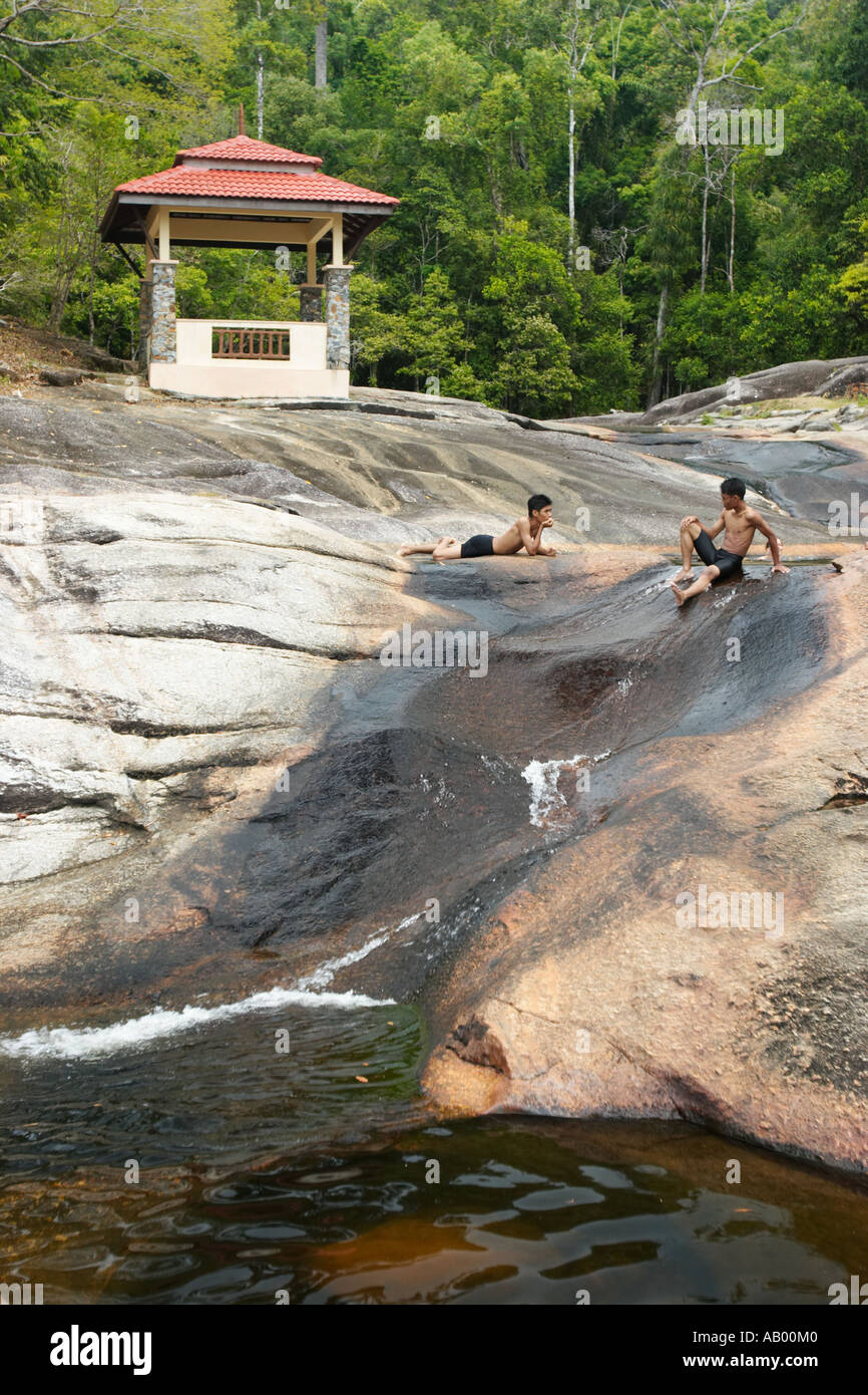 Les garçons locaux frais dans la cascade de sept puits. L'île de Langkawi, Malaisie. Banque D'Images