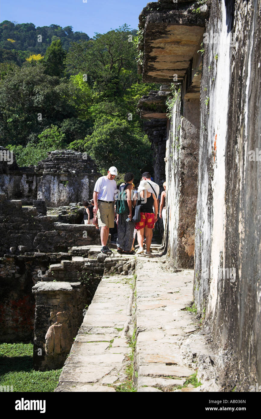 Groupe de touristes, El Palacio, le palais, Palenque Palenque, site archéologique, l'État du Chiapas, Mexique Banque D'Images
