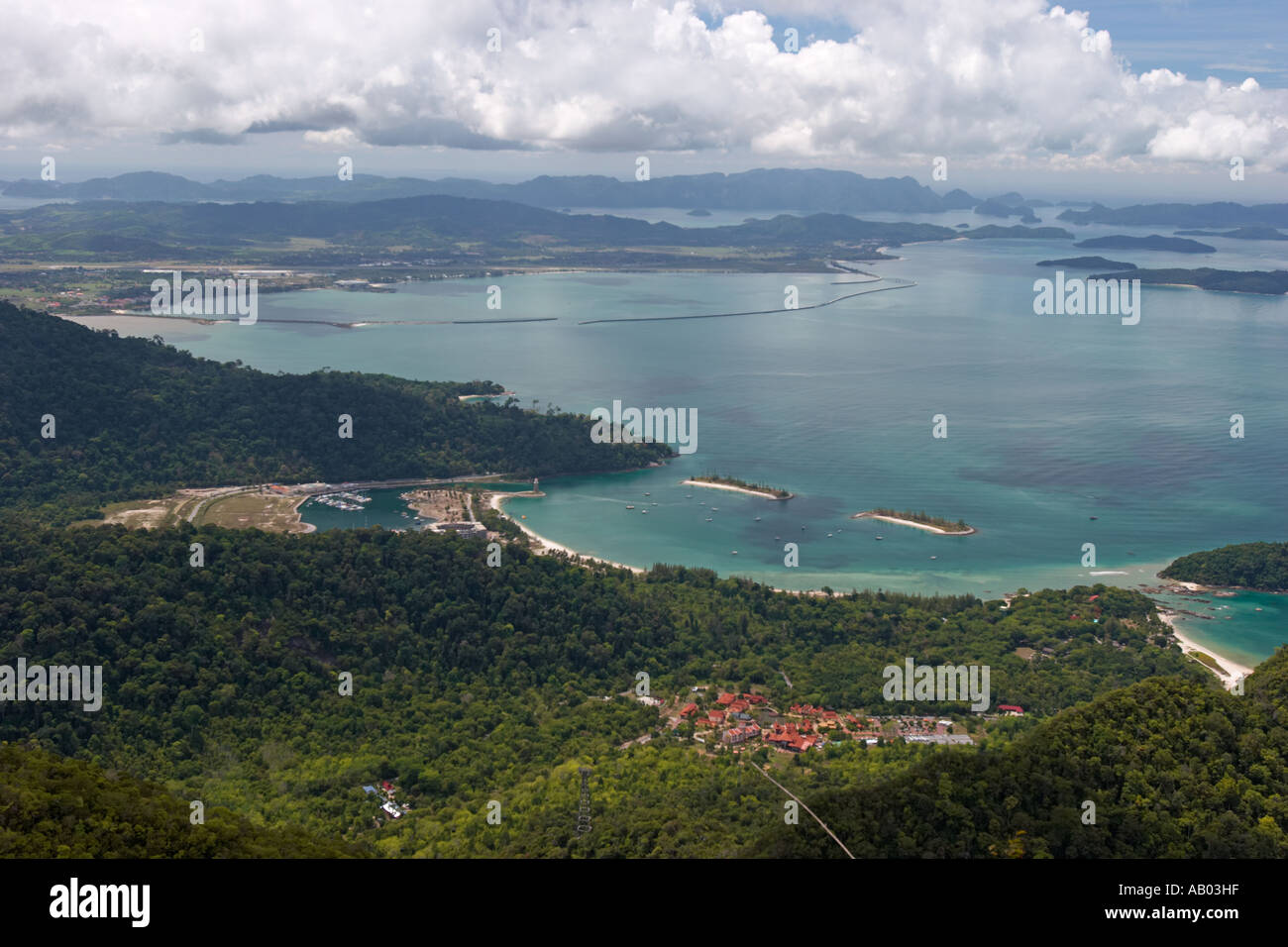 Une faible vue aérienne de la partie occidentale de l'île de Langkawi. La Malaisie. Banque D'Images