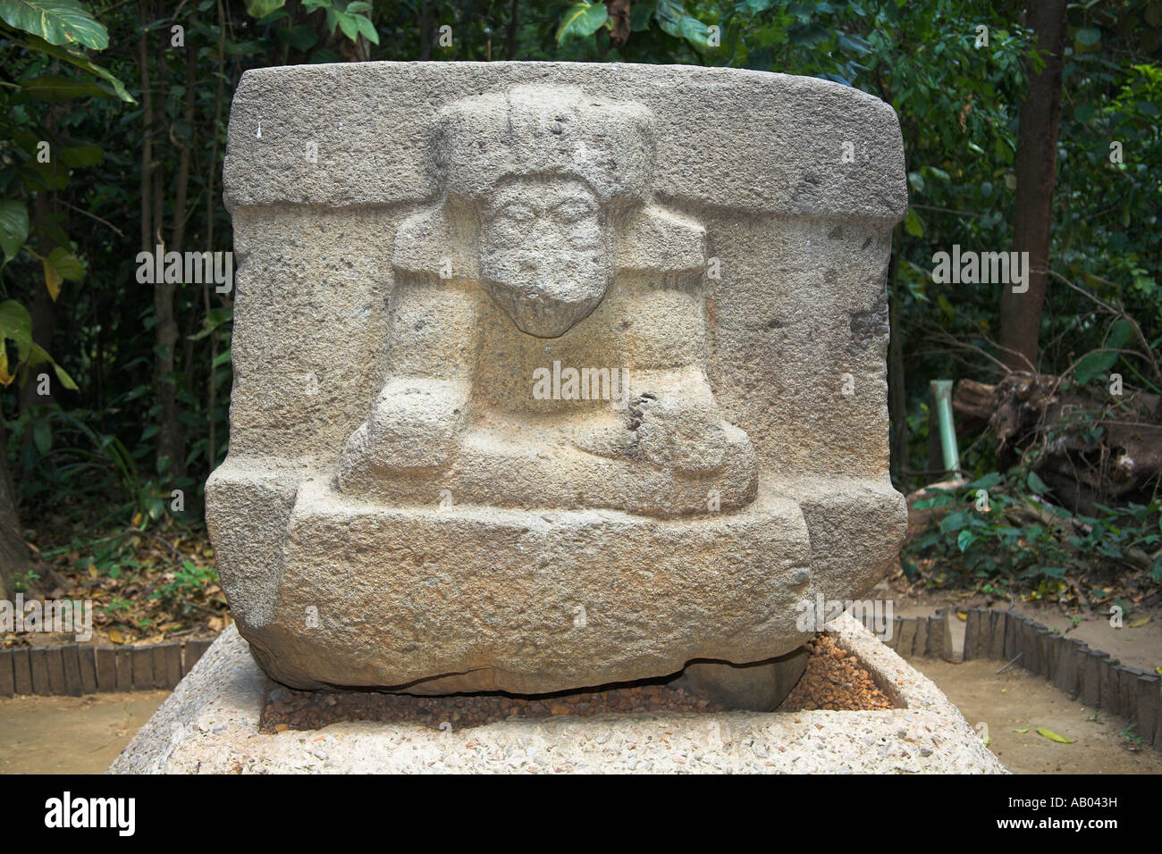 Autel quadrangulaire Silhouette Olmèque, Musée archéologique, le parc La Venta, Villahermosa, Tabasco, Mexique Banque D'Images