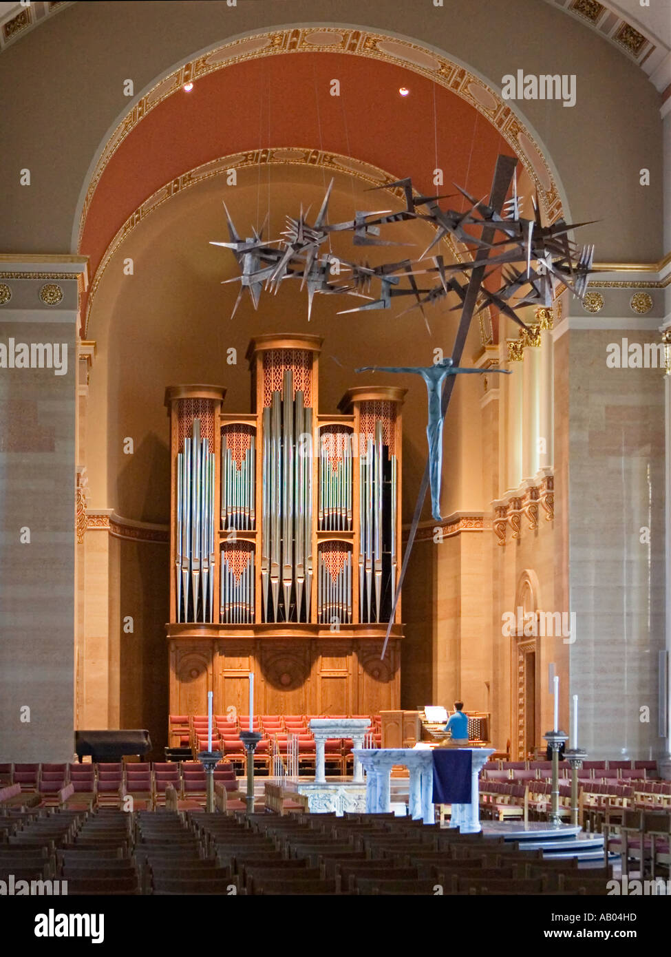 Les pratiques de l'organiste à l'autel de la Cathédrale St John the Divine à Milwaukee au Wisconsin Banque D'Images