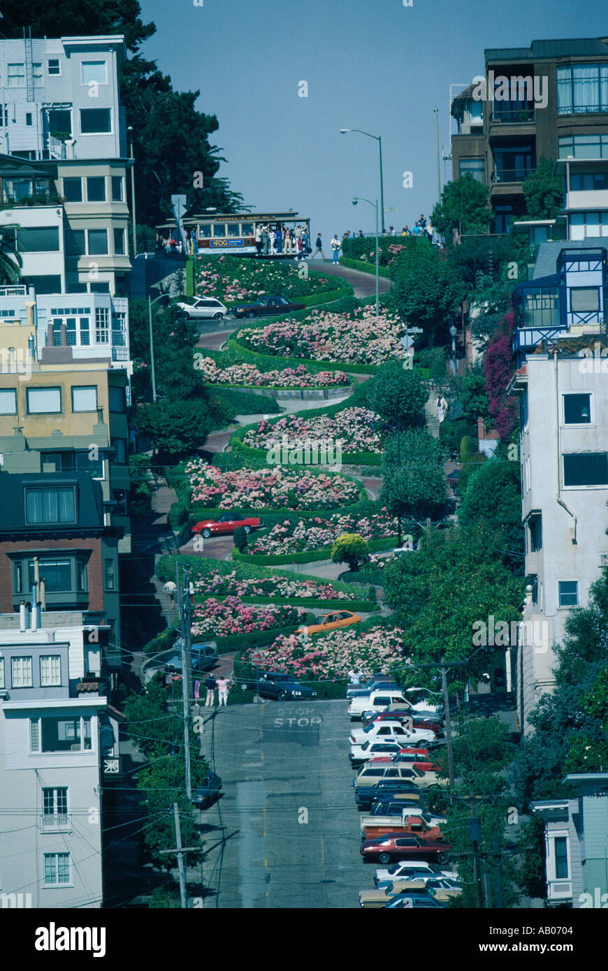 Voiture câble traverse le haut de Lombard St rue la plus Sinueuse du Monde San Francisco CA Banque D'Images