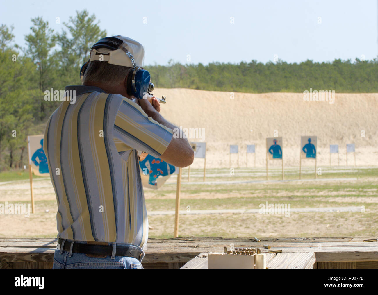 Homme Senior citizen vise la cible au cours de la carabine à portée de tir dans la forêt nationale d'Ocala Ocala en Floride USA Banque D'Images