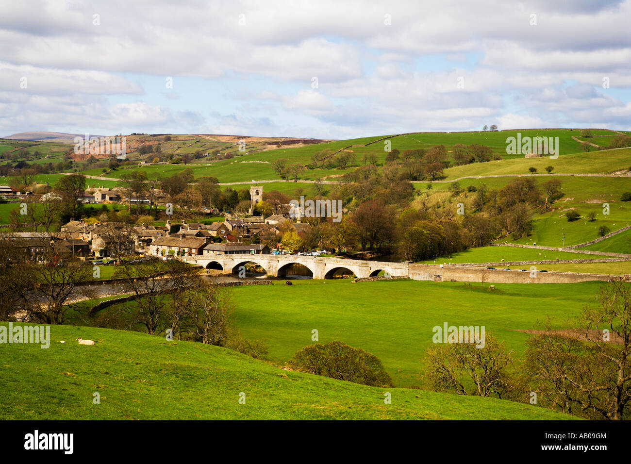 Burnsall dans Wharefedale au printemps au nord Yorkshire Angleterre Banque D'Images