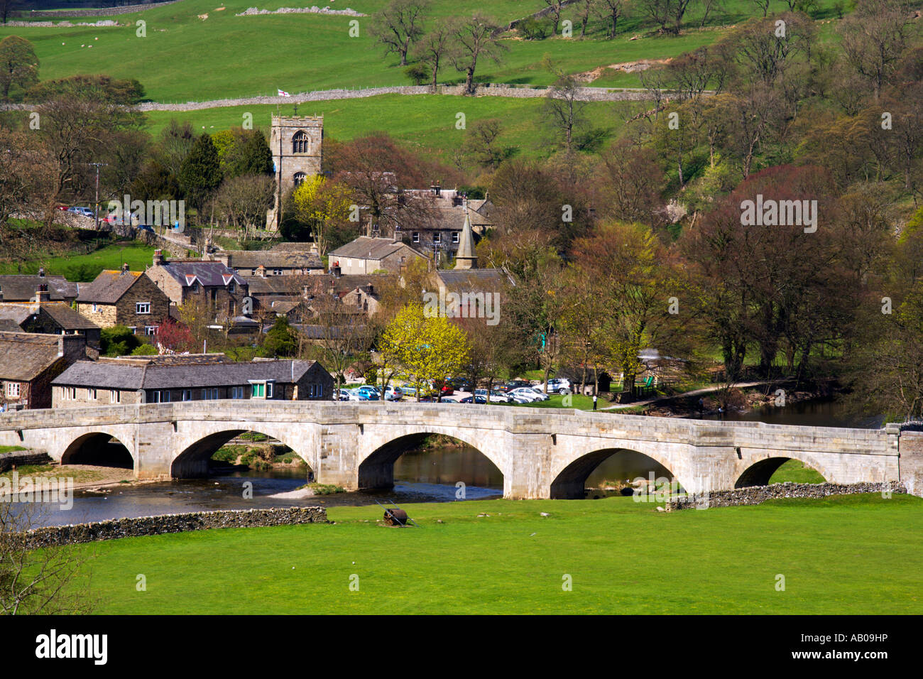 Burnsall dans Wharefedale au printemps au nord Yorkshire Angleterre Banque D'Images