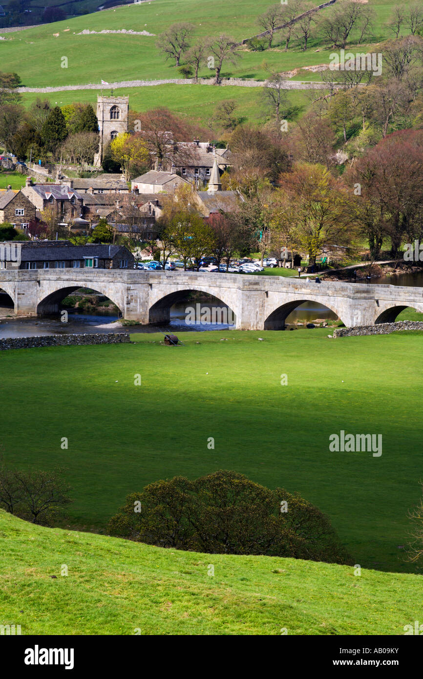 Burnsall dans Wharefedale au printemps au nord Yorkshire Angleterre Banque D'Images