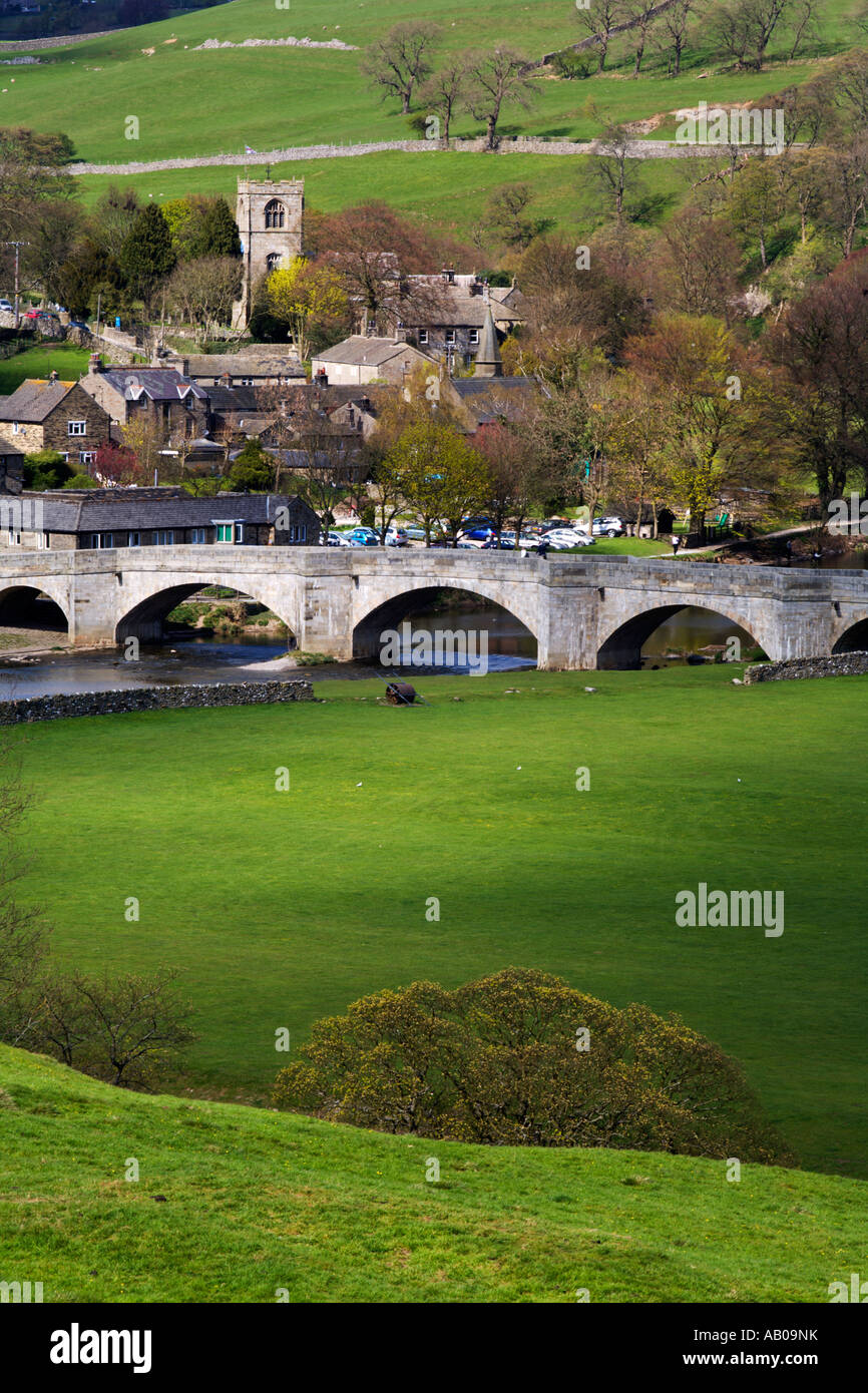 Burnsall dans Wharefedale au printemps au nord Yorkshire Angleterre Banque D'Images