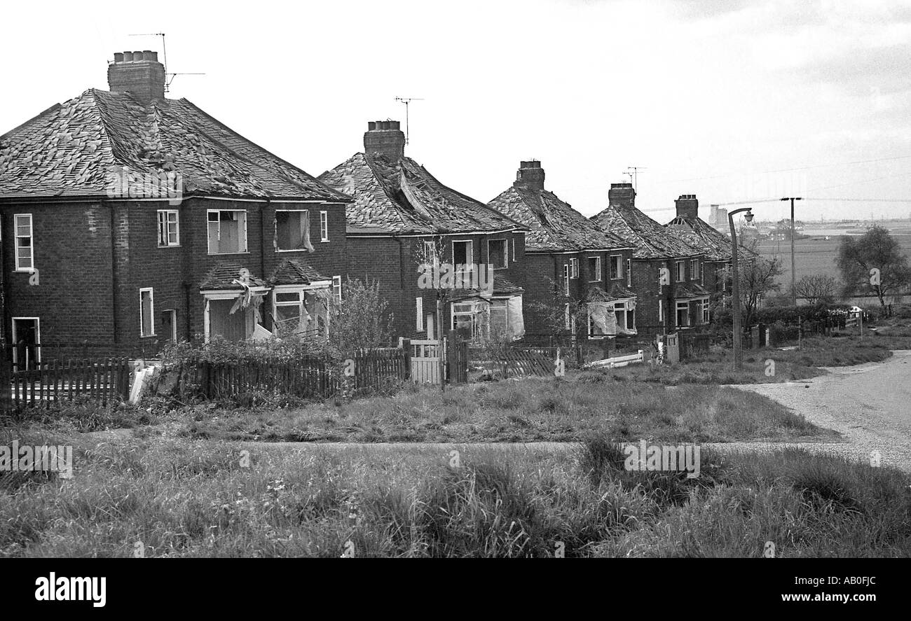 Rangée de maisons privées gravement préjudice à l'explosion de l'usine chimique Nypro à Flixborough en juin 1974. Banque D'Images