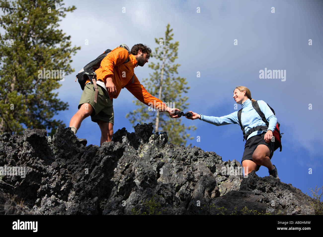 Male hiker mains jumelles d'une femme Banque D'Images