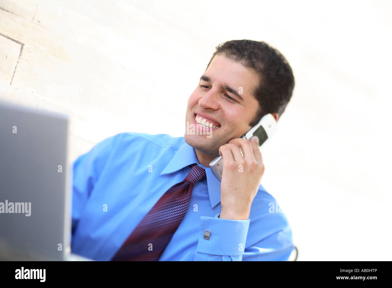 Young businessman using cell phone Banque D'Images