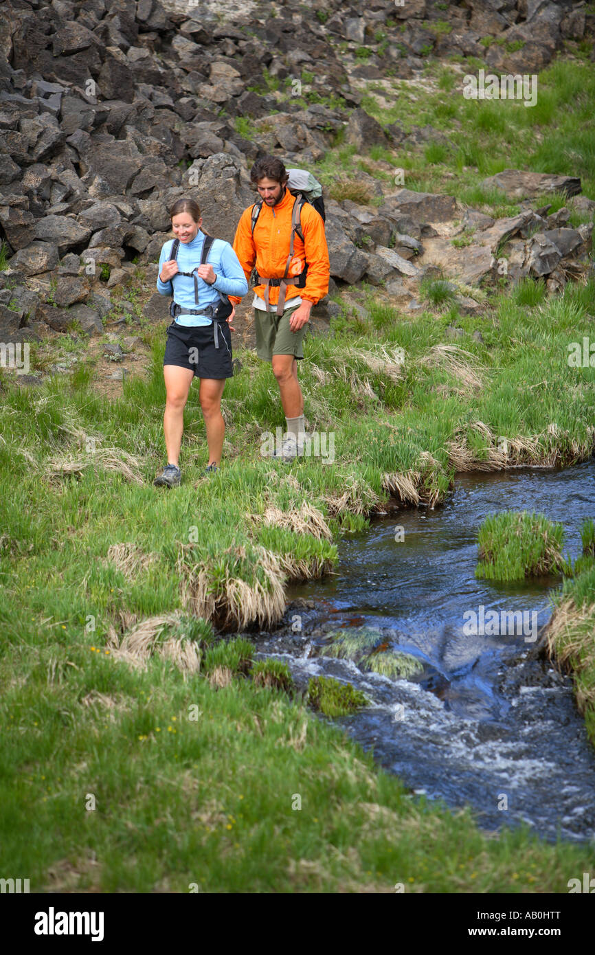 Deux randonnées le long d'un ruisseau Banque D'Images
