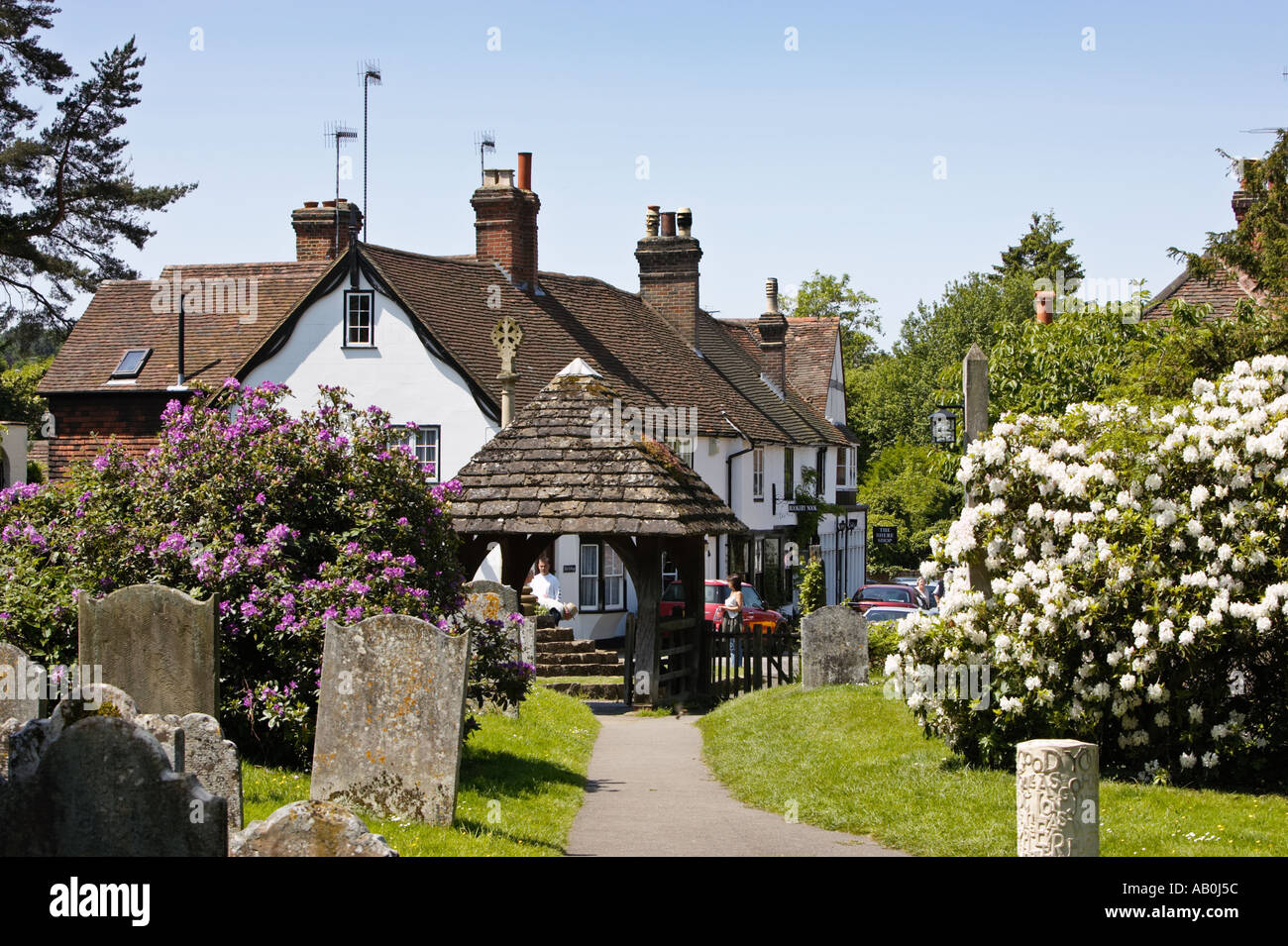 Village de Shere du cimetière de St James, Shere, Surrey, England, UK Banque D'Images