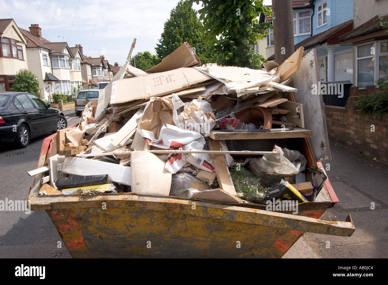 Aller en route et jardin plein de détritus à l'extérieur de l'habitation résidentielle privée Chingford North East London UK L Banque D'Images