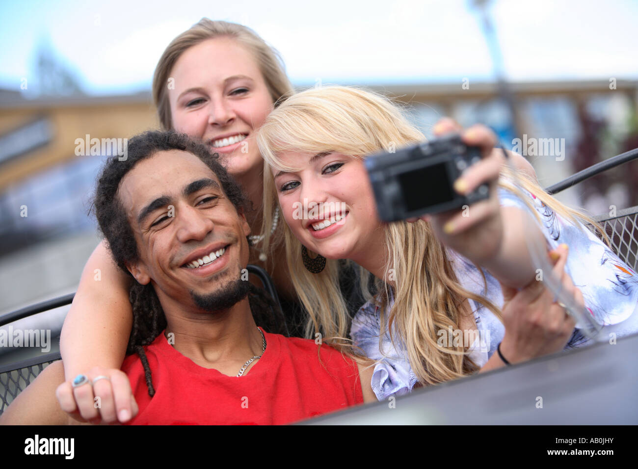 Groupe d'amis de prendre une photo ensemble Banque D'Images