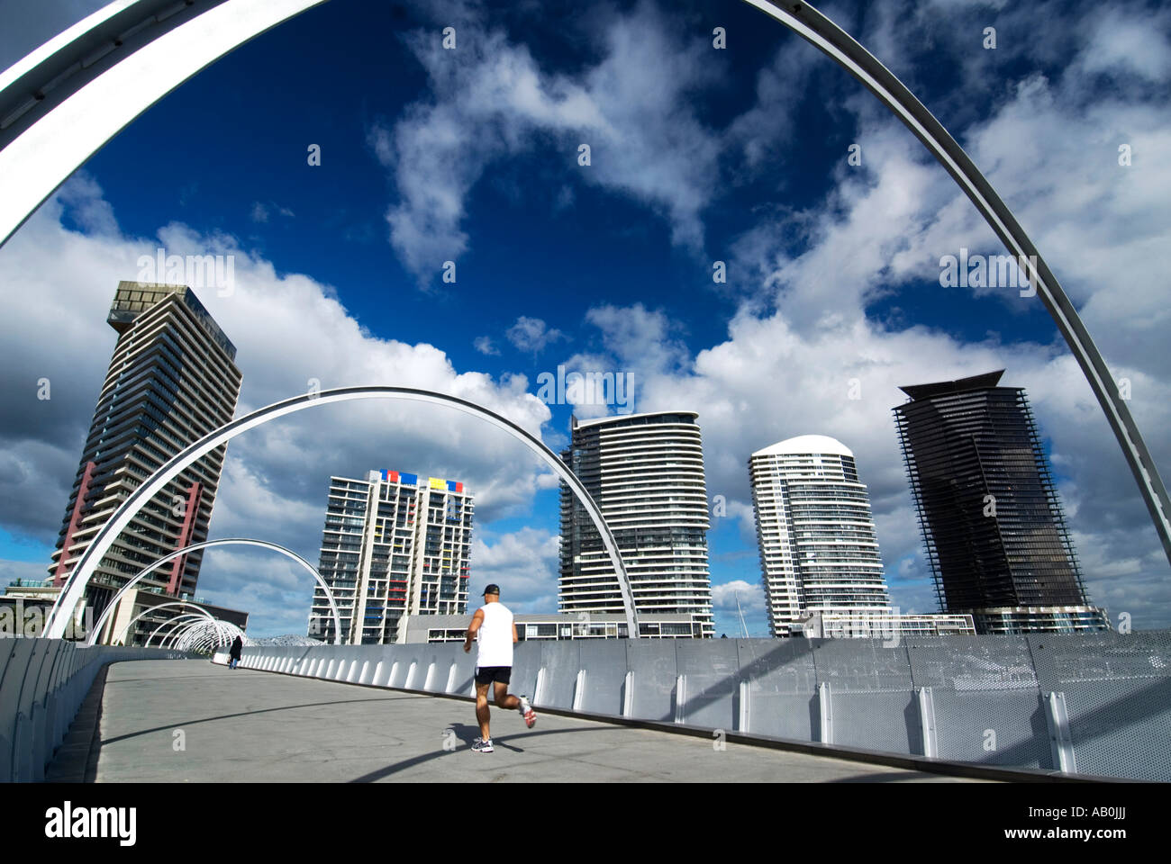 Vue sur la spectaculaire pont acier Webb sur la rivière Yarra et de nouveaux immeubles à Docklands Melbourne Australie Banque D'Images