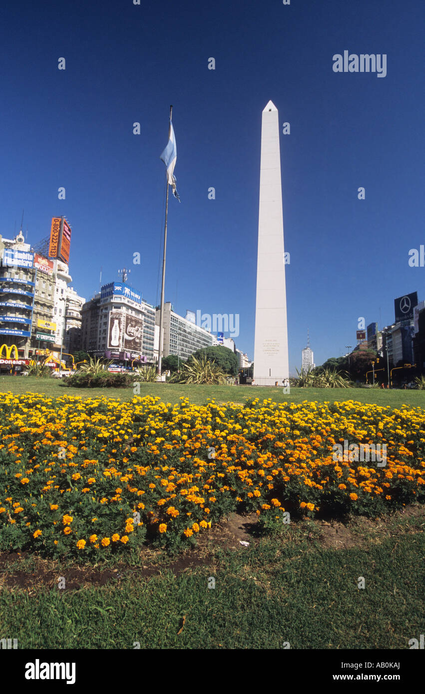 L'Obélisque / El Obélisque et principale avenue centrale Avenida 9 de Julio en été, Buenos Aires, Argentine Banque D'Images