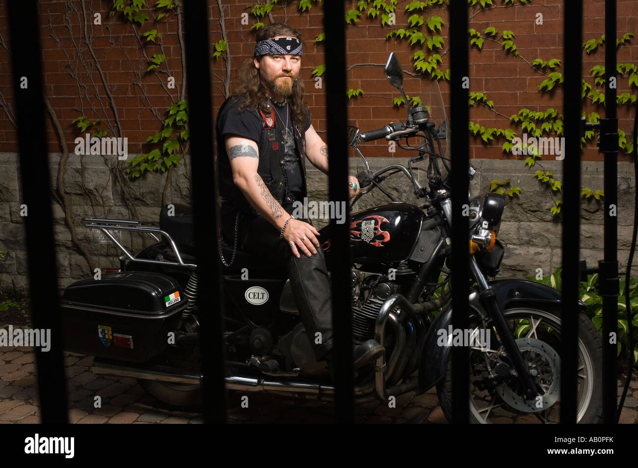 Bandana motocycliste, veste en cuir noir et tatouages Banque D'Images