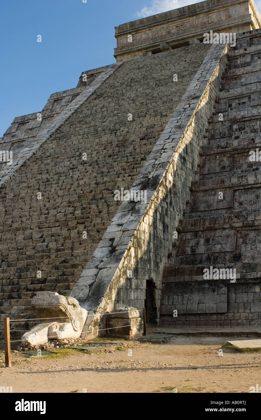 L'ombre d'un serpent géant a jeté la pyramide pendant l'équinoxe Banque D'Images