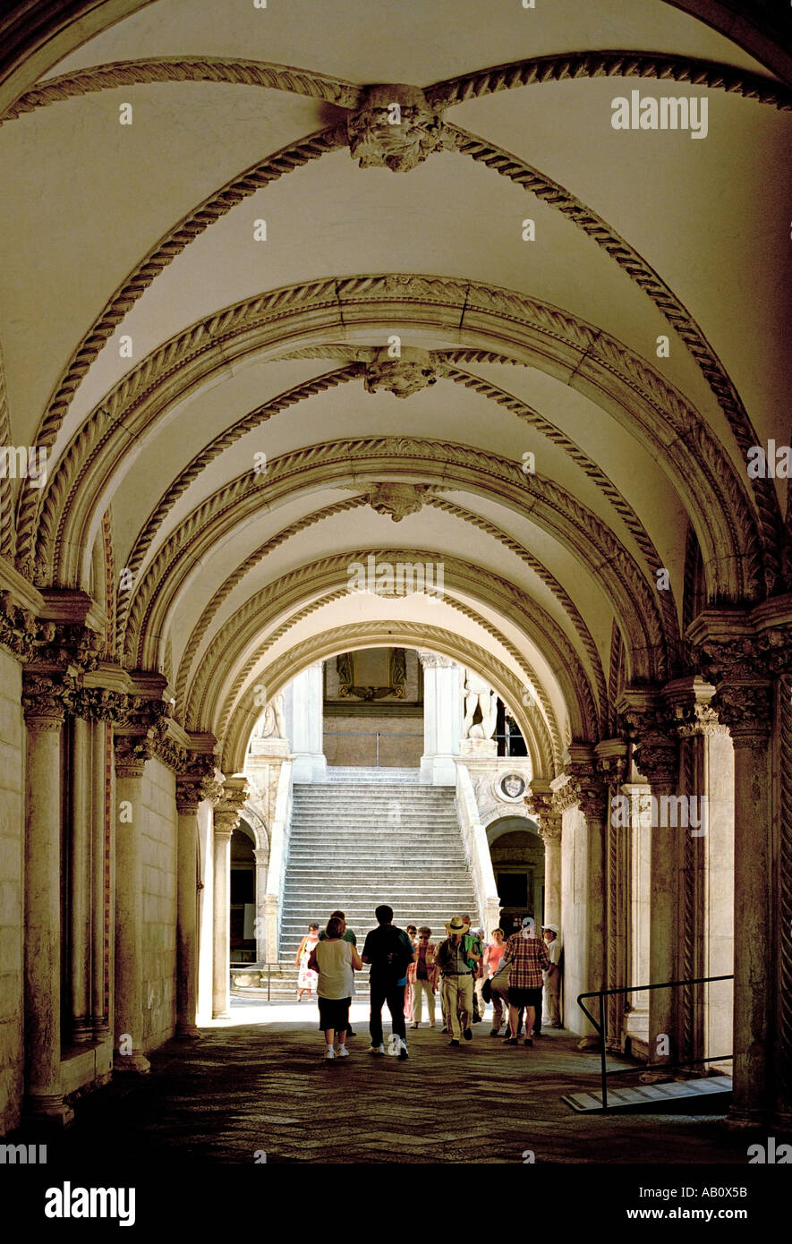 Un passage voûté au Palais des Doges à Venise mène à l'Arco Foscari et la cour intérieure Banque D'Images
