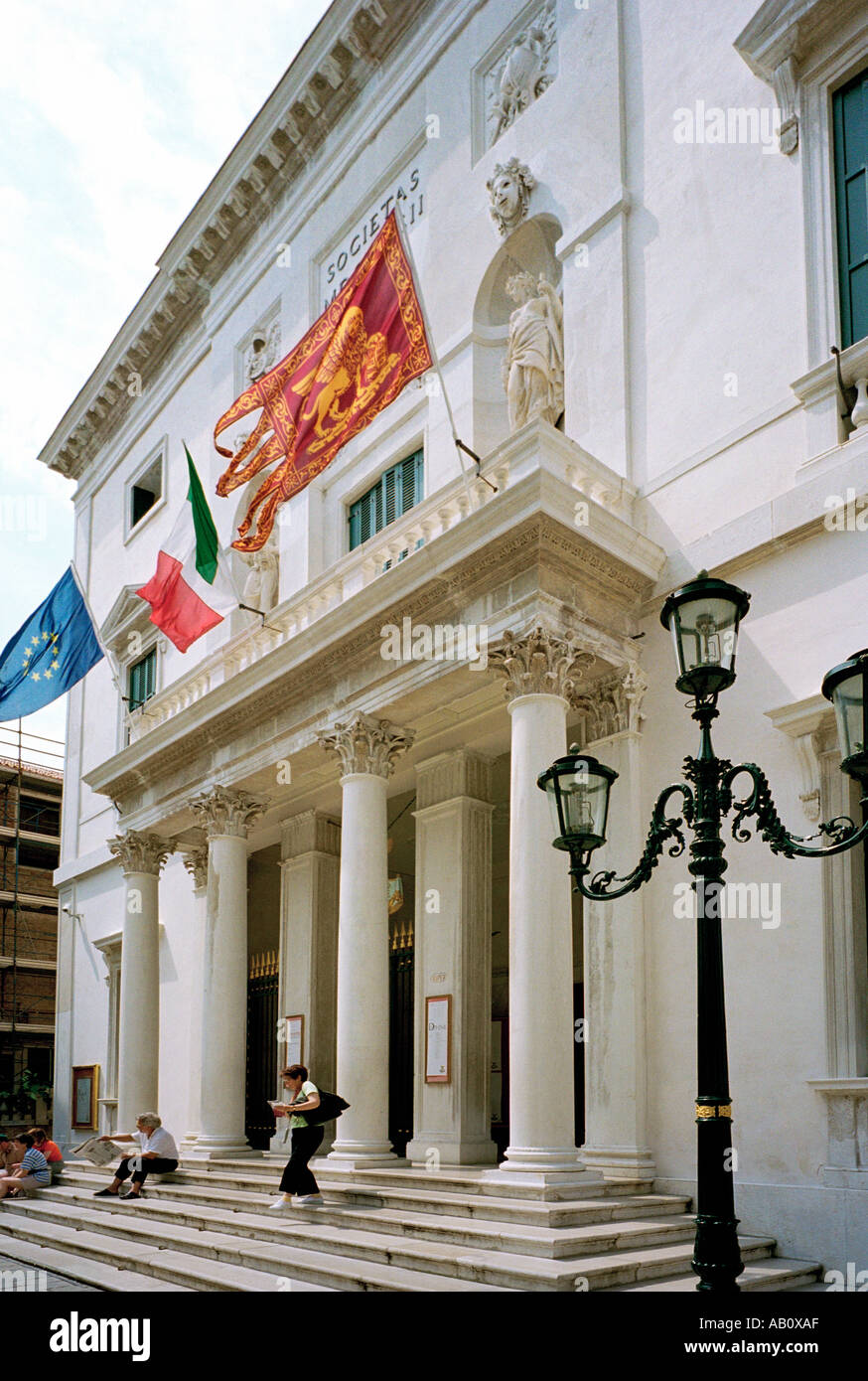 La façade du célèbre opéra La Fenice à Venise Banque D'Images
