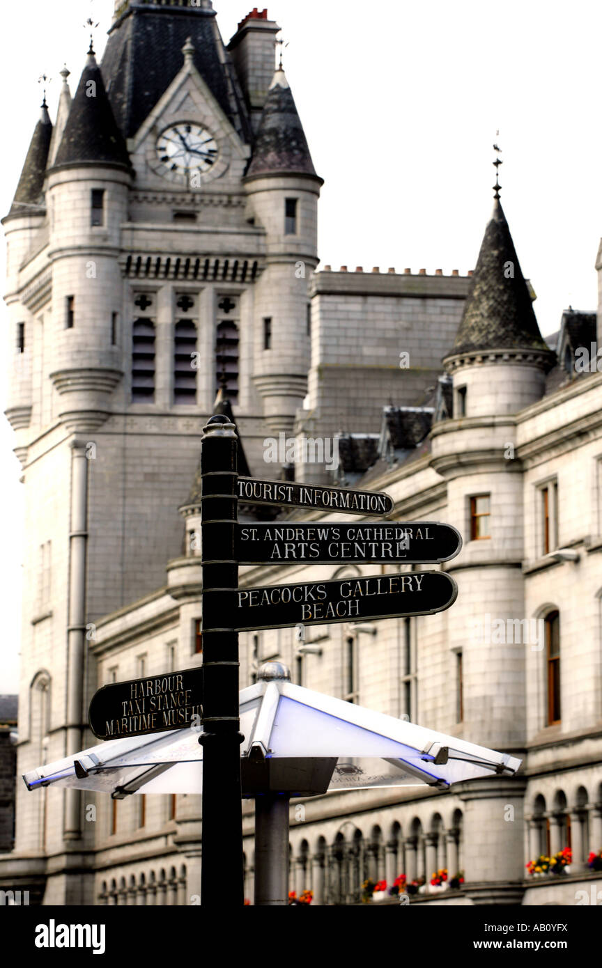Castlegate, Aberdeen, les directions signe et informations touristiques sur poster avec l'hôtel de ville en arrière-plan de l'horloge Banque D'Images