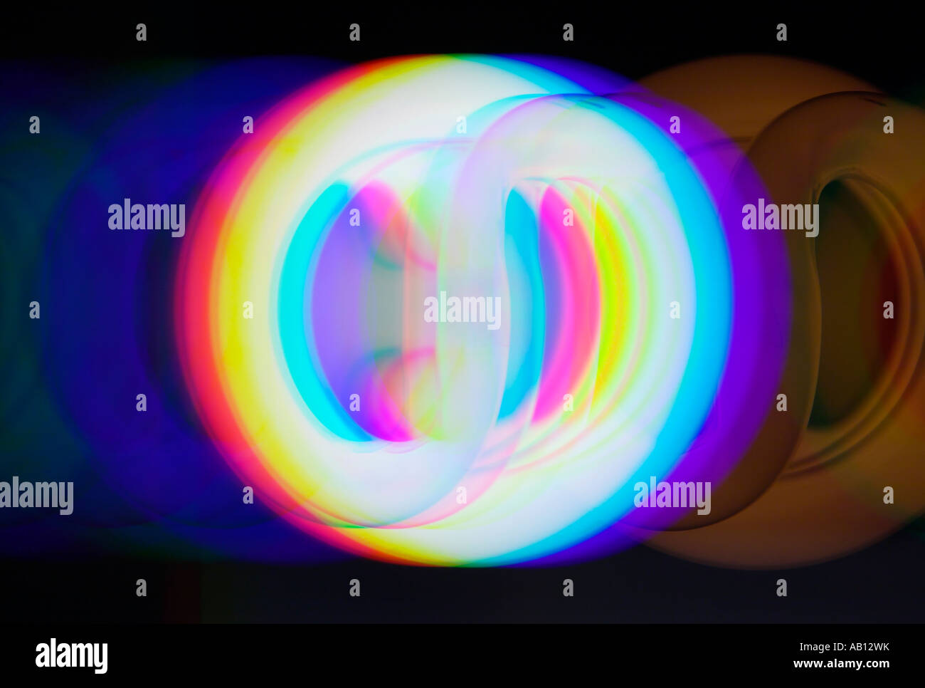 Ampoule fluorescente compacte observé à travers un réseau de diffraction Banque D'Images