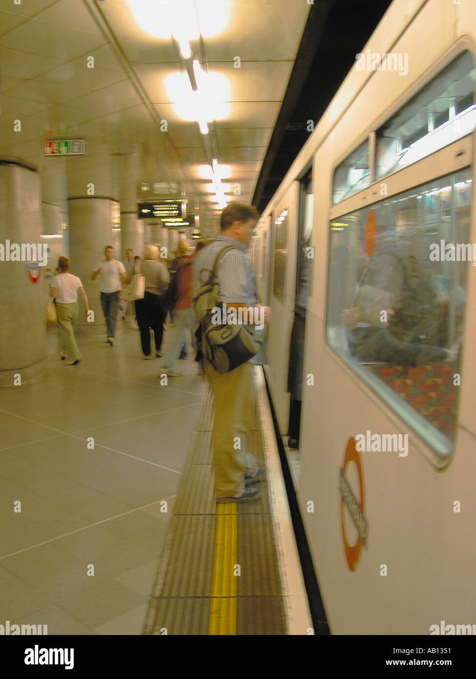 La station de métro et train de tube Banque D'Images