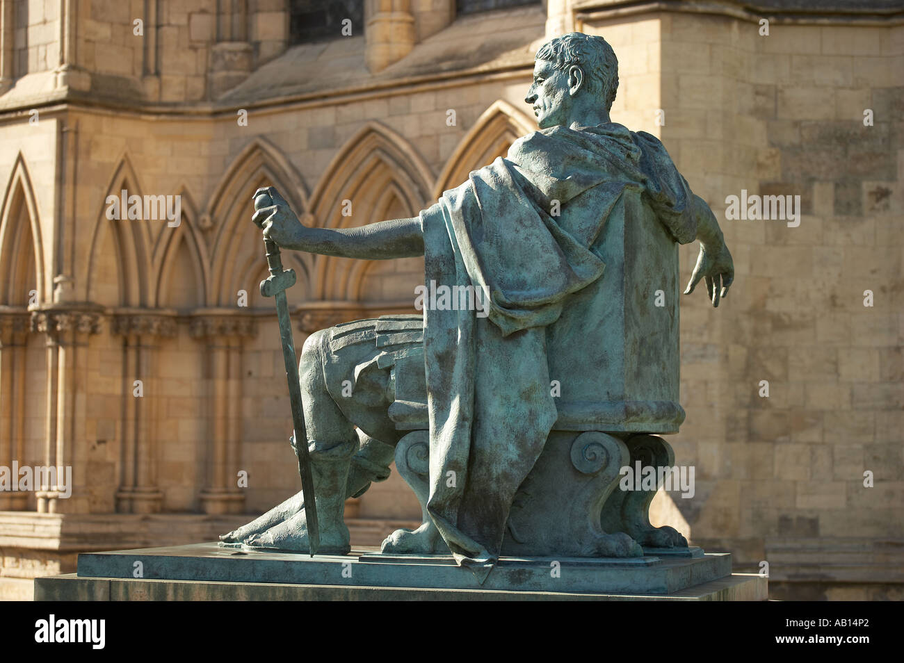 STATUE EN BRONZE DE L'empereur romain Constantin le Grand EN FACE DE LA CATHÉDRALE DE YORK YORKSHIRE ANGLETERRE Banque D'Images