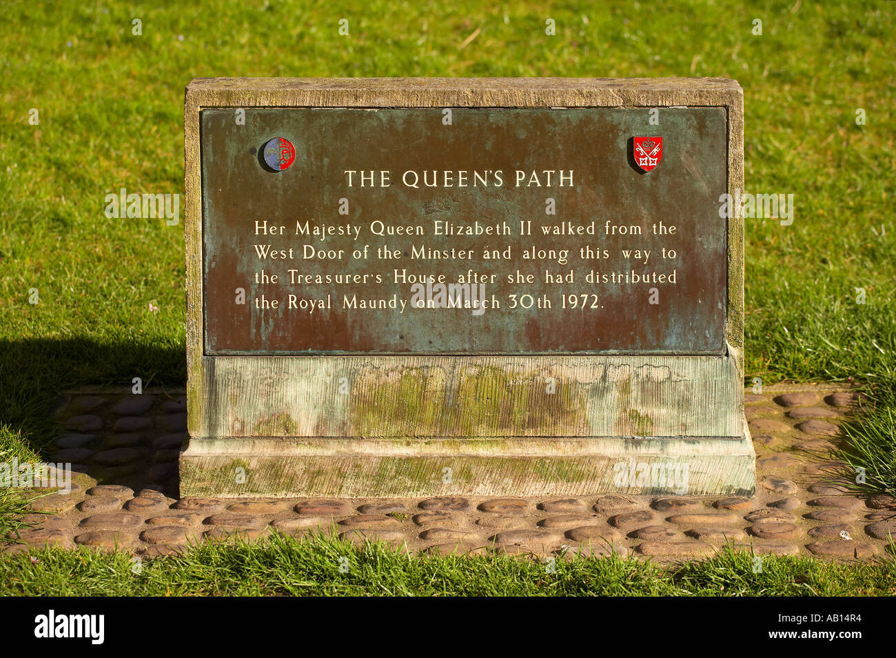 PLAQUE COMMÉMORANT LA VISITE DE SA MAJESTÉ LA REINE ELIZABETH II À YORK MINSTER JEUDI SAINT MARS 1972 Banque D'Images