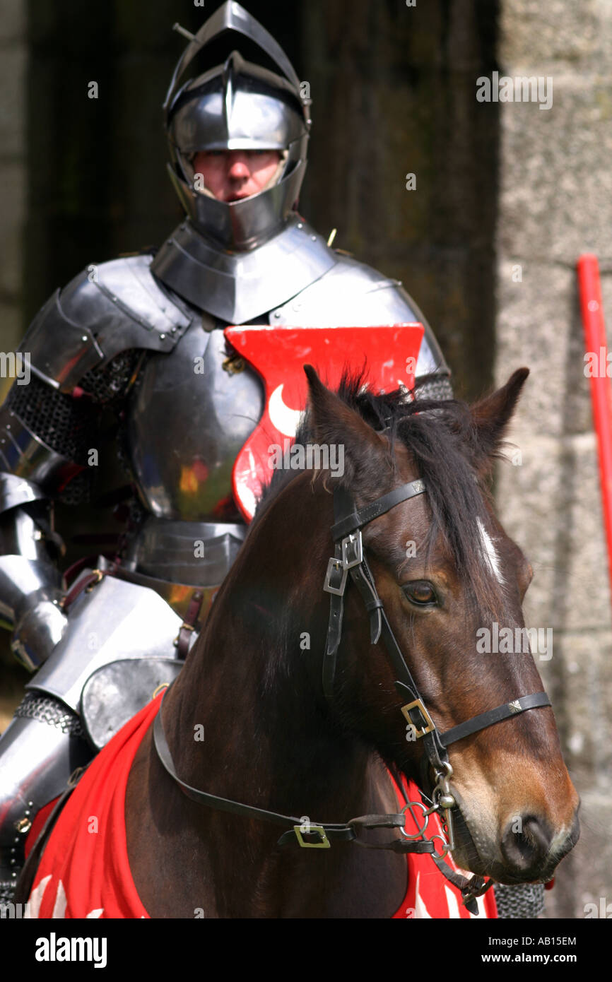 Chevalier en armure équestre à jouter à reconstitution historique médiévale, le château de Pendennis, Cornwall Falmouth, Royaume-Uni. Banque D'Images