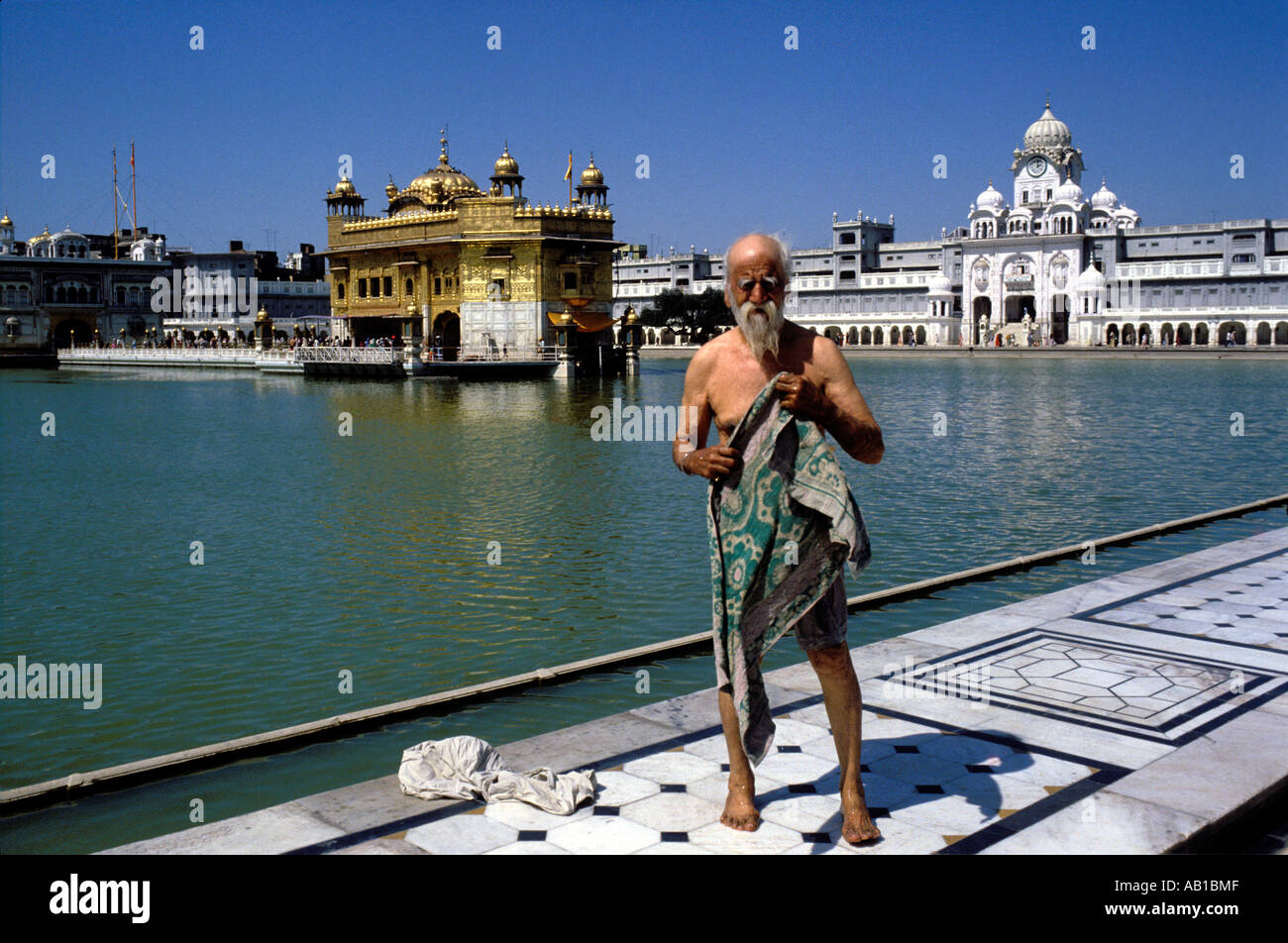 L'homme dans l'eau de baignade au Golden Temple, Amritsa, Inde Banque D'Images