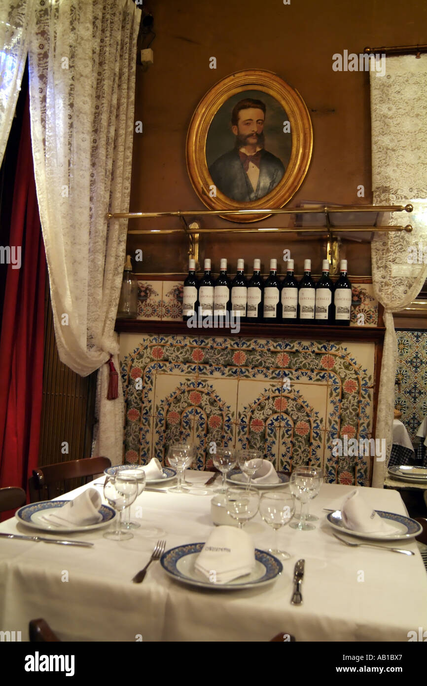 Manger à l'extérieur. Restaurant dans le Vieux Madrid Espagne Europe EU Banque D'Images