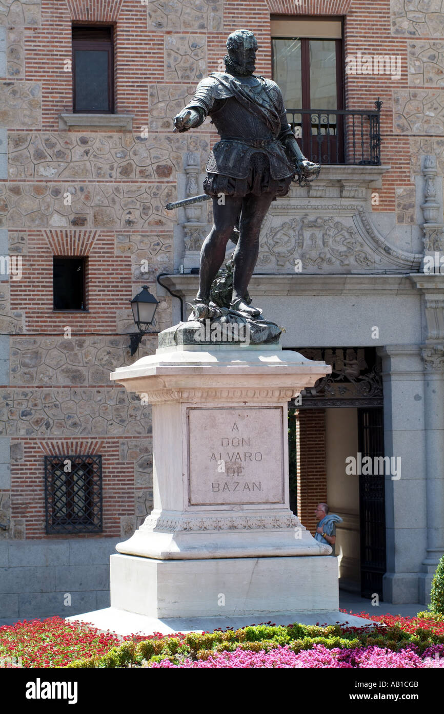 Madrid Espagne Europe de l'UE. Statue de Don Alvaro de Bazan. La Plaza de la Villa. Banque D'Images