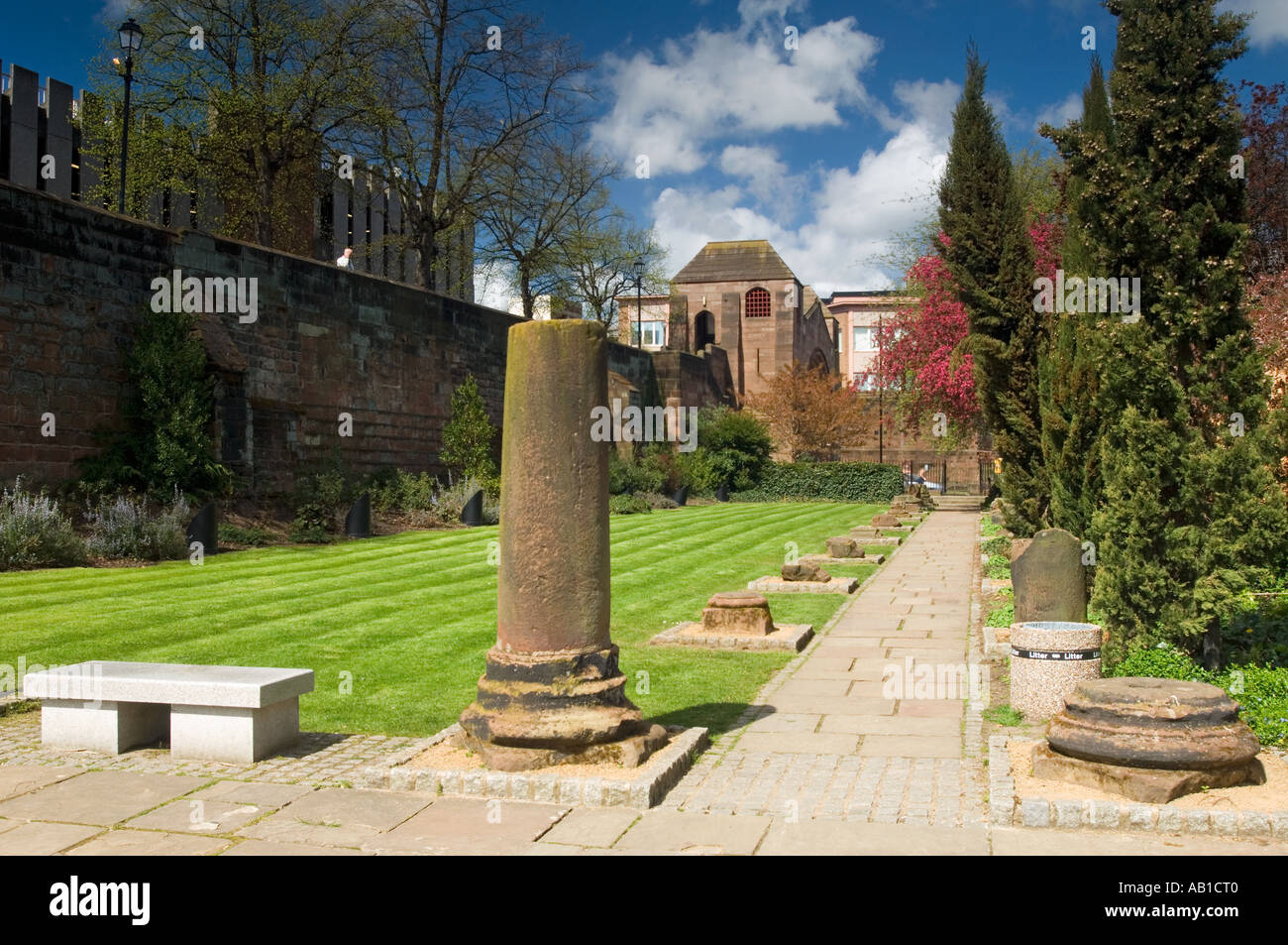 Les jardins et les remparts de la ville romaine au printemps, Chester, Cheshire, Angleterre, RU Banque D'Images