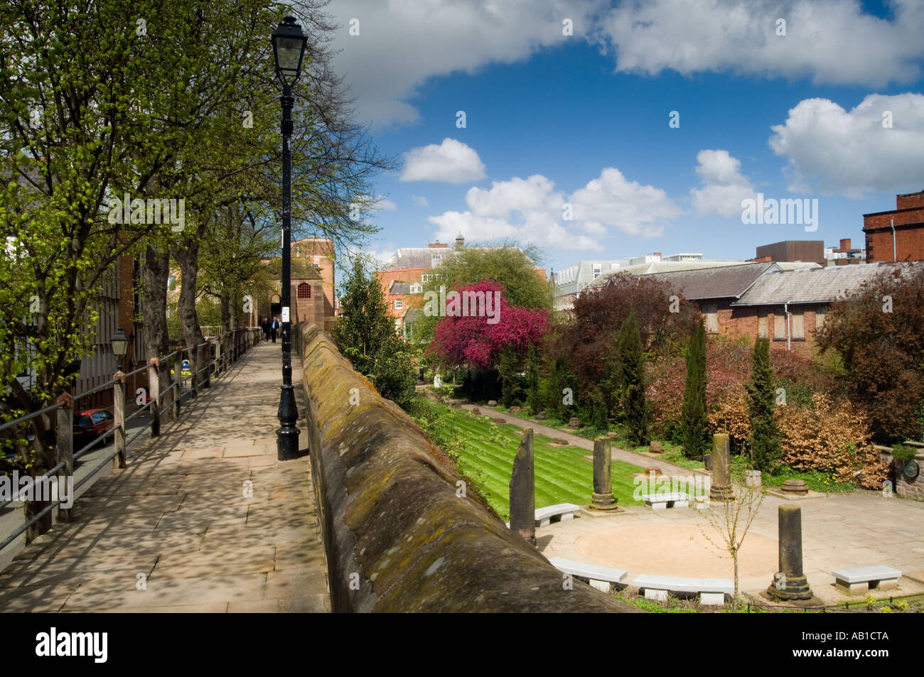 Les jardins romains vue depuis les remparts de la ville au printemps, Chester, Cheshire, Angleterre, RU Banque D'Images